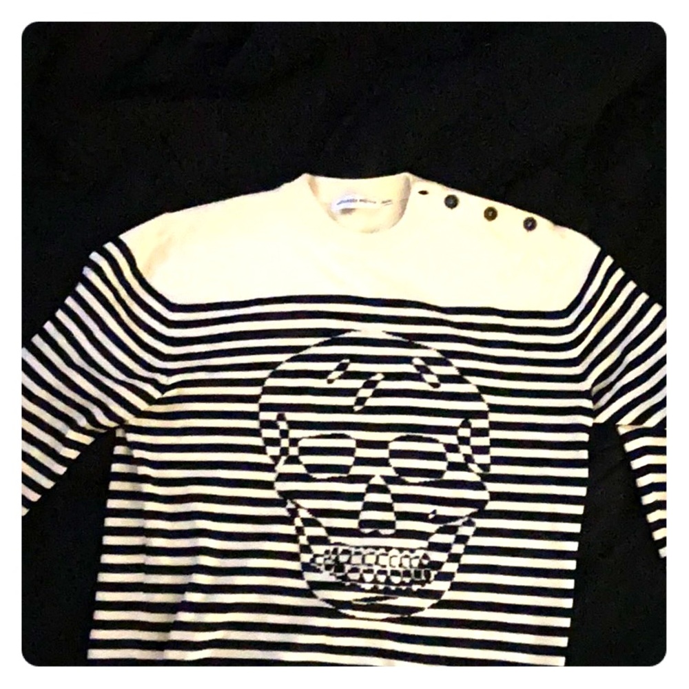 Stripes w/ skull graphic. L-should button detail.